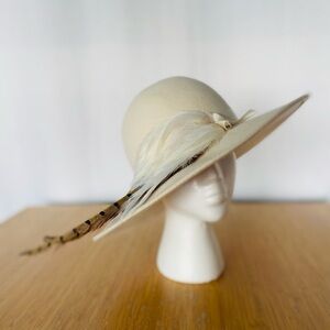 Wool vintage hat with feather accents